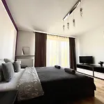 Parysa Hostel *